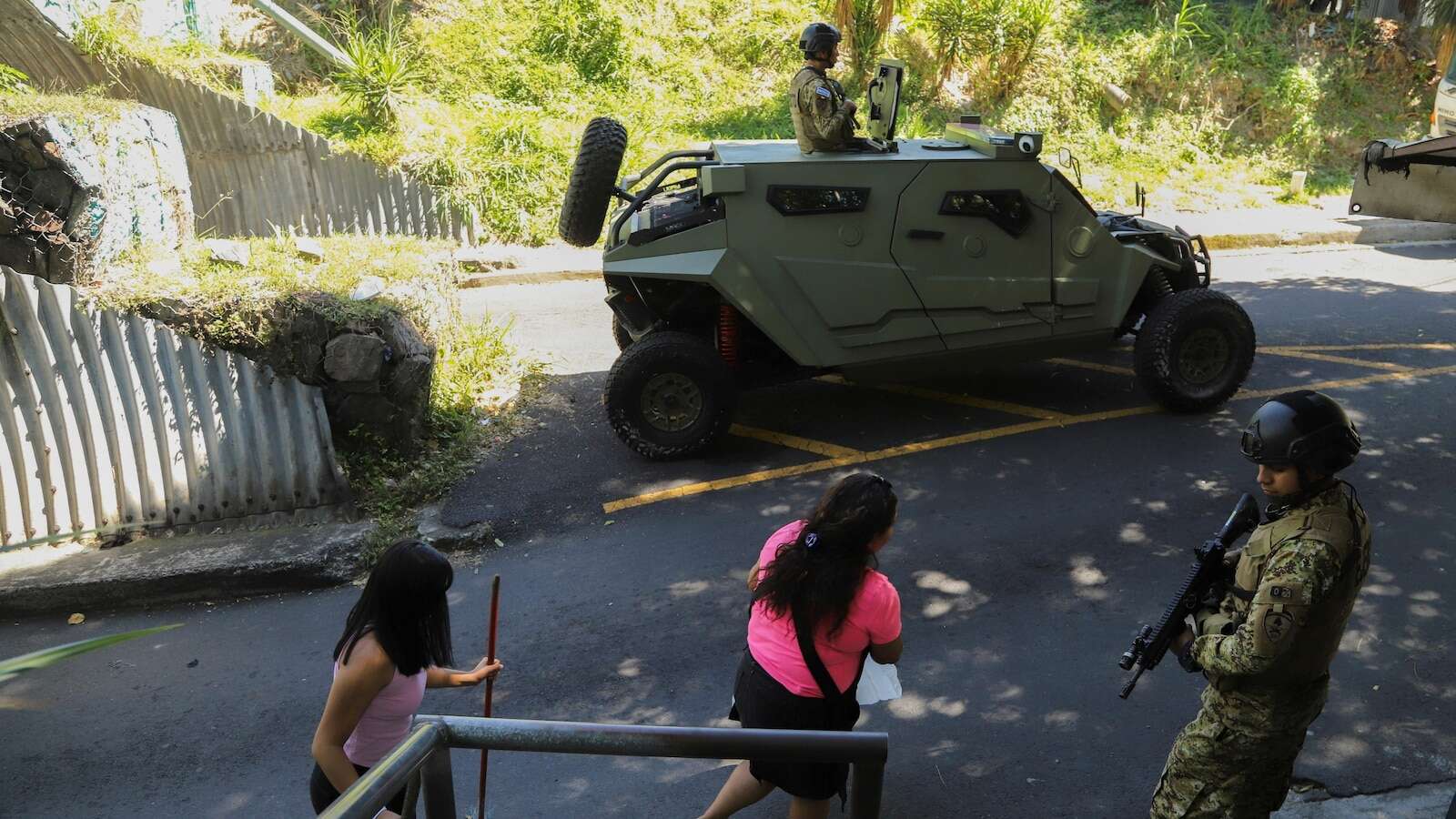 Thousands of soldiers fence off a Salvadoran neighborhood in pursuit of gang remnants