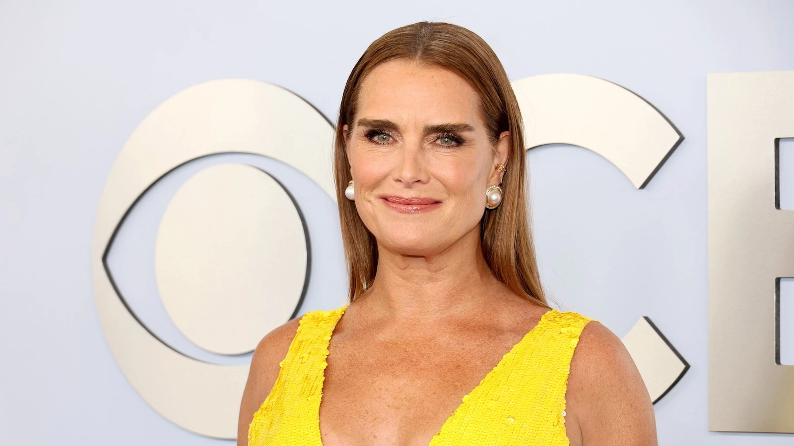 Brooke Shields shows off her Crocs footwear at the 2024 Tony AwardsShoutout to all the Crocs girlies.6/17/2024 12:20:00 EDT