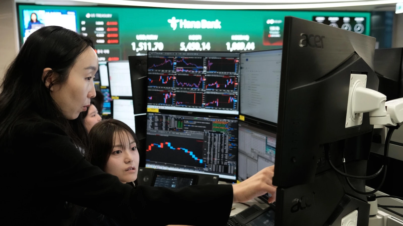 Asian shares mostly gain while oil prices keep rising