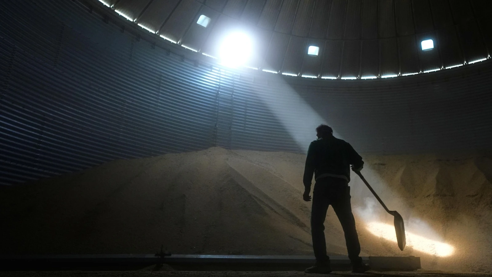 Midwest soybean farmers are squeezed further by tariffs, Iran war