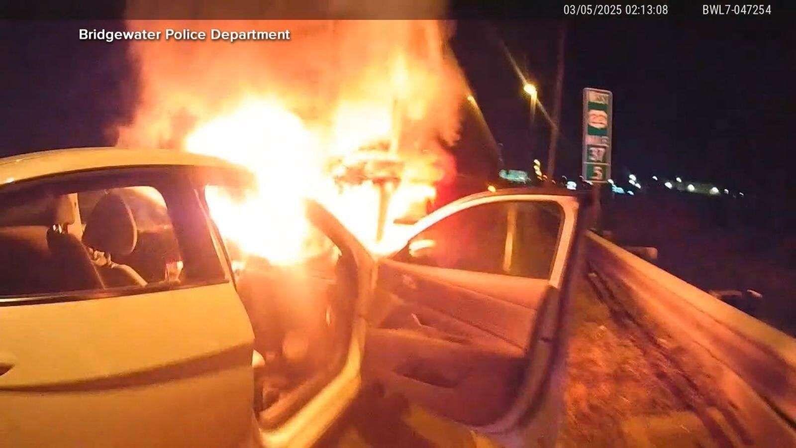 Officer saves unconscious man from burning carThe accident happened in Bridgewater, New Jersey.10 minutes ago