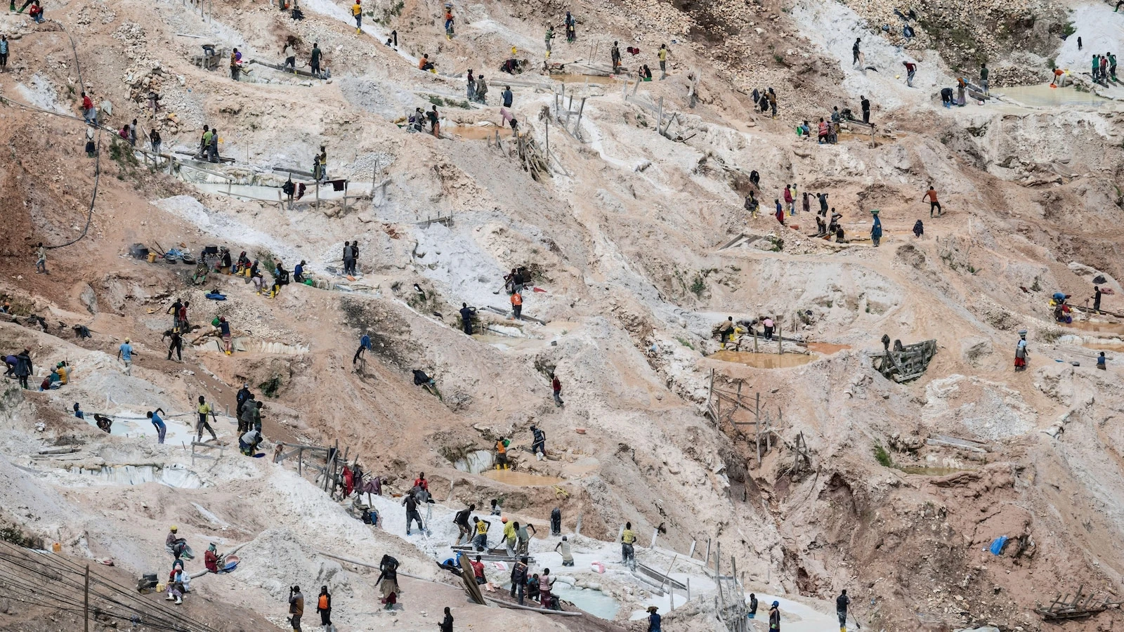 Mine collapse in eastern Congo leaves 200 dead, authorities say