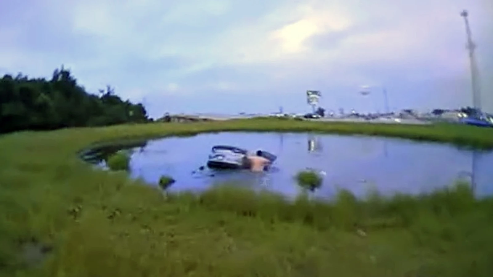 Heart-pounding bodycam video shows rescue of mom from submerged carJonquetta Winbush was driving her two children when she suddenly had a seizure.8/14/2024 09:38:50 EDT