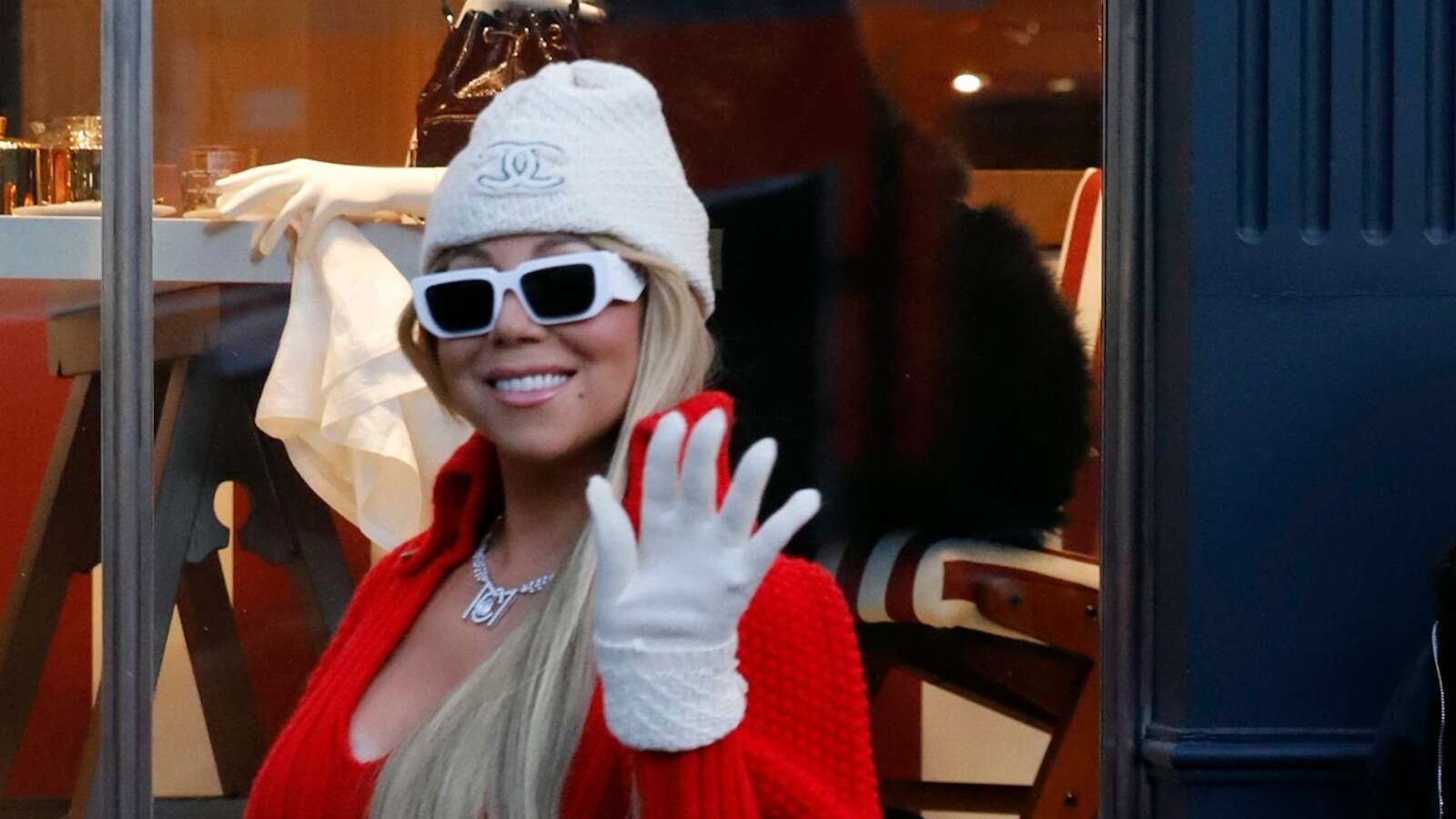 Mariah Carey rocks festive red minidress in Aspen while shoppingThe singer was spotted making a stylish appearance in Aspen.12/23/2024 01:20:57 EST