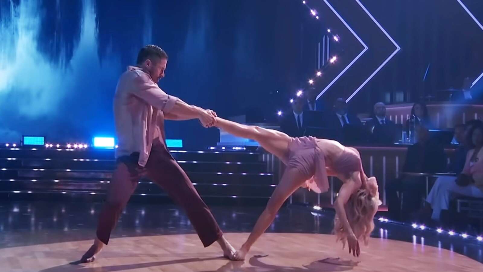 Witney Carson and Danny Amendola speak out about their viral 'DWTS' dance moveThe jaw-dropping move has over 11 million views on TikTok.10/25/2024 10:15:00 EDT