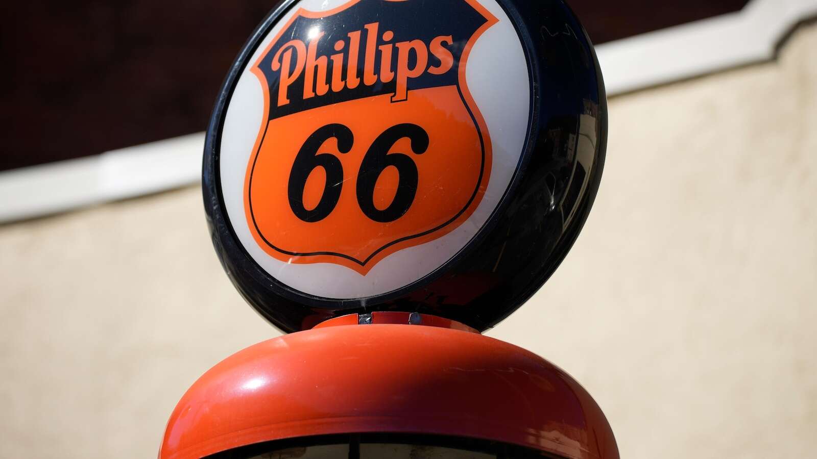 Elliott builds more than $2.5B stake in Phillips 66, wants it to sell or spin off midstream unit