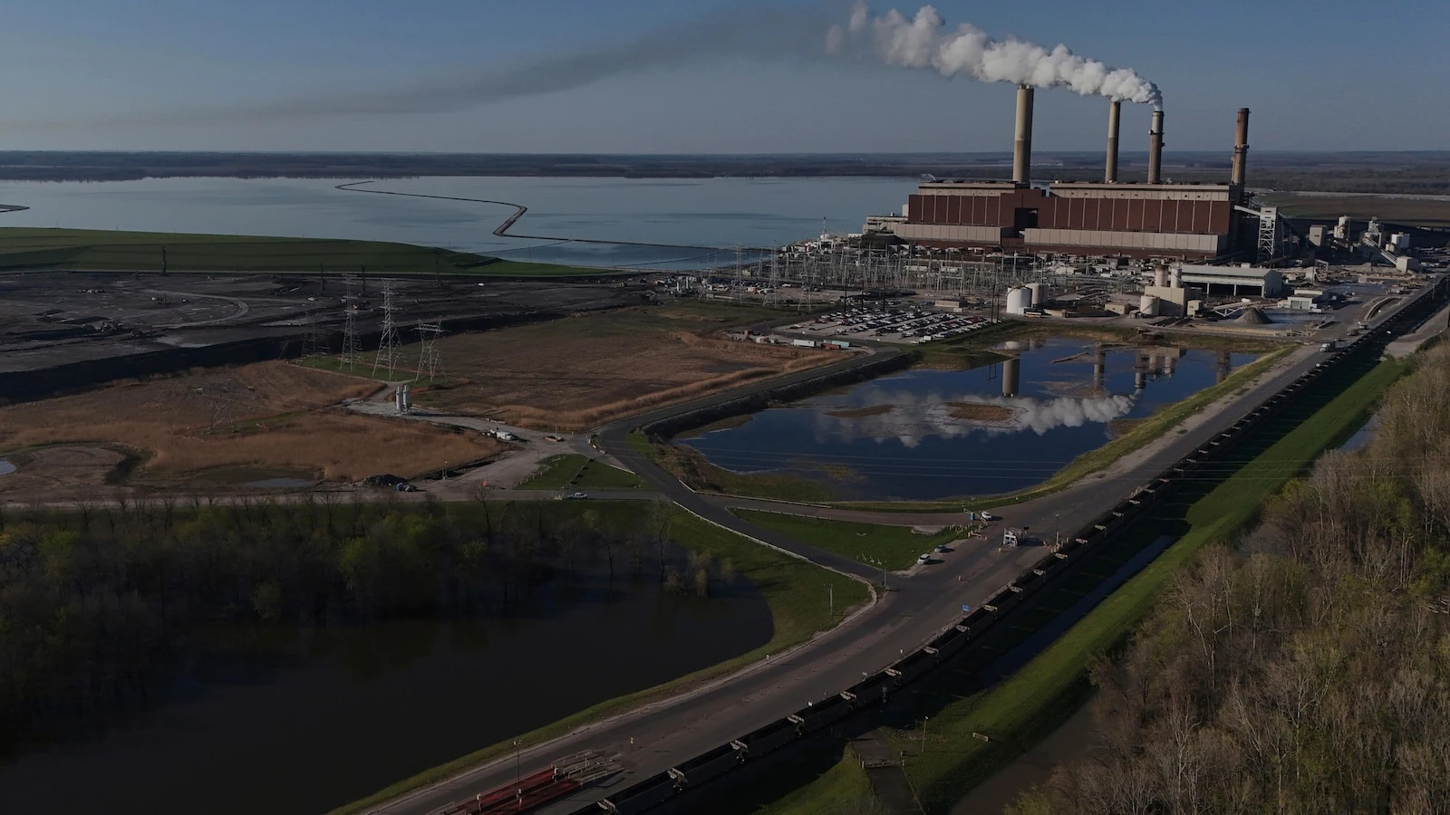 Trump offers regulatory relief for coal, iron ore and chemical industries