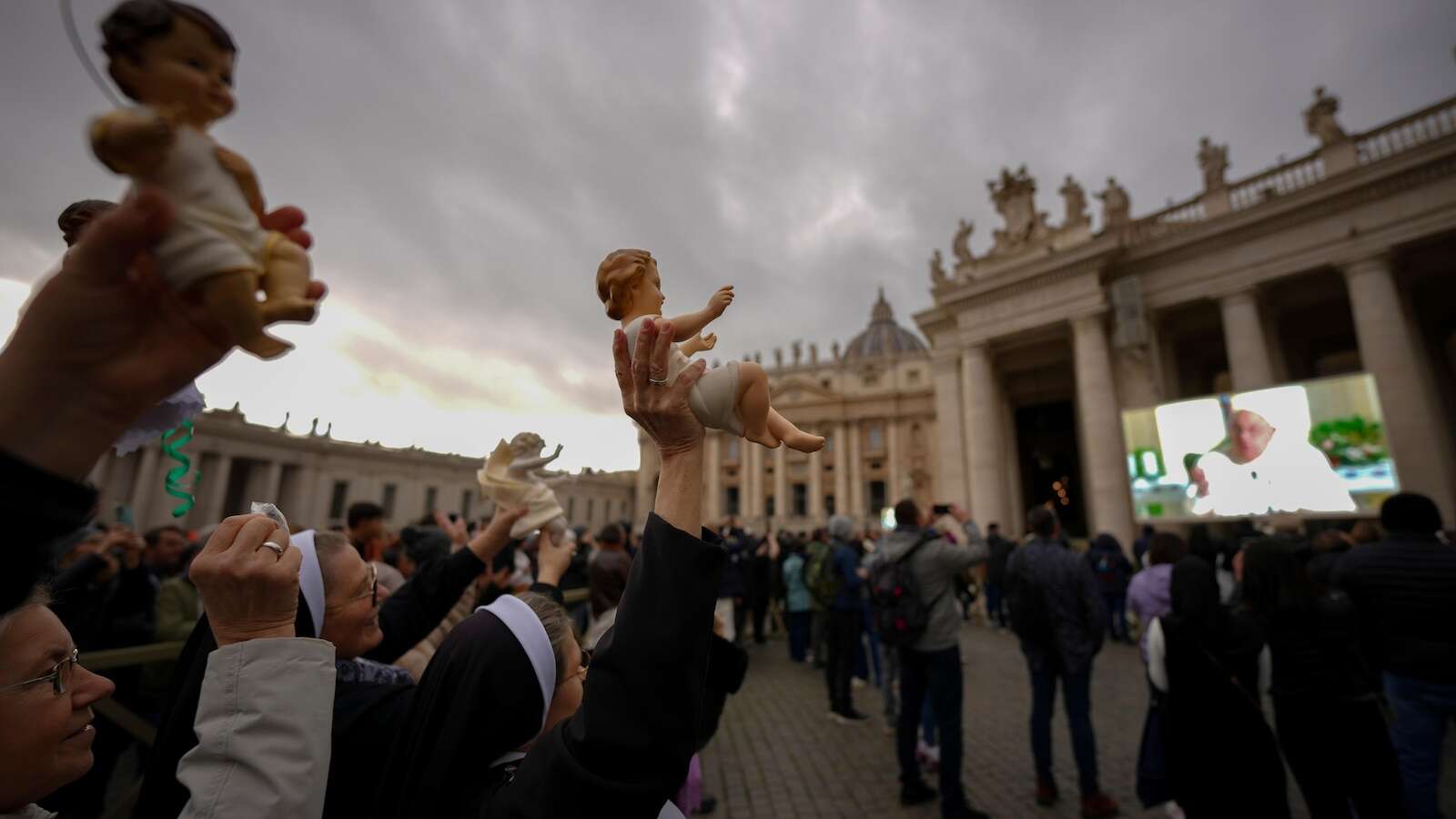 Pope Francis calls for a ceasefire on all fronts in his prayer ahead of Christmas