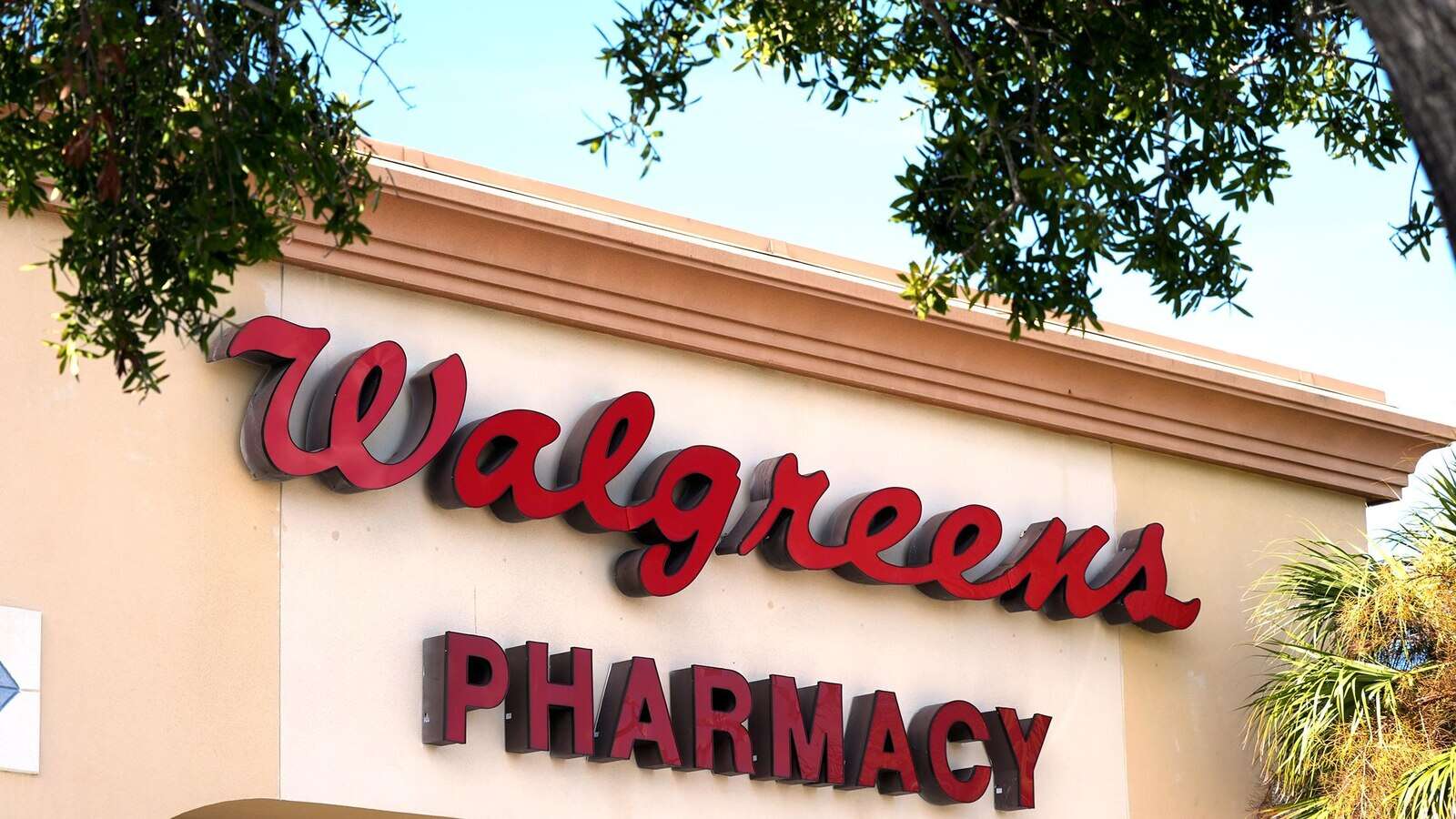 Walgreens lays out plan to shutter 1,200 drugstores