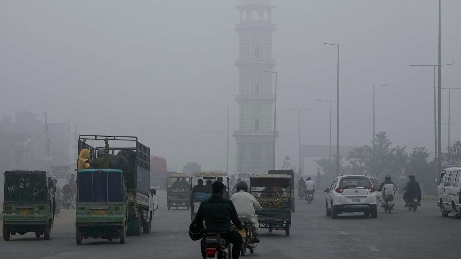 Pakistan employs new measures to deal with nearly 70,000 people affected daily by hazardous smog