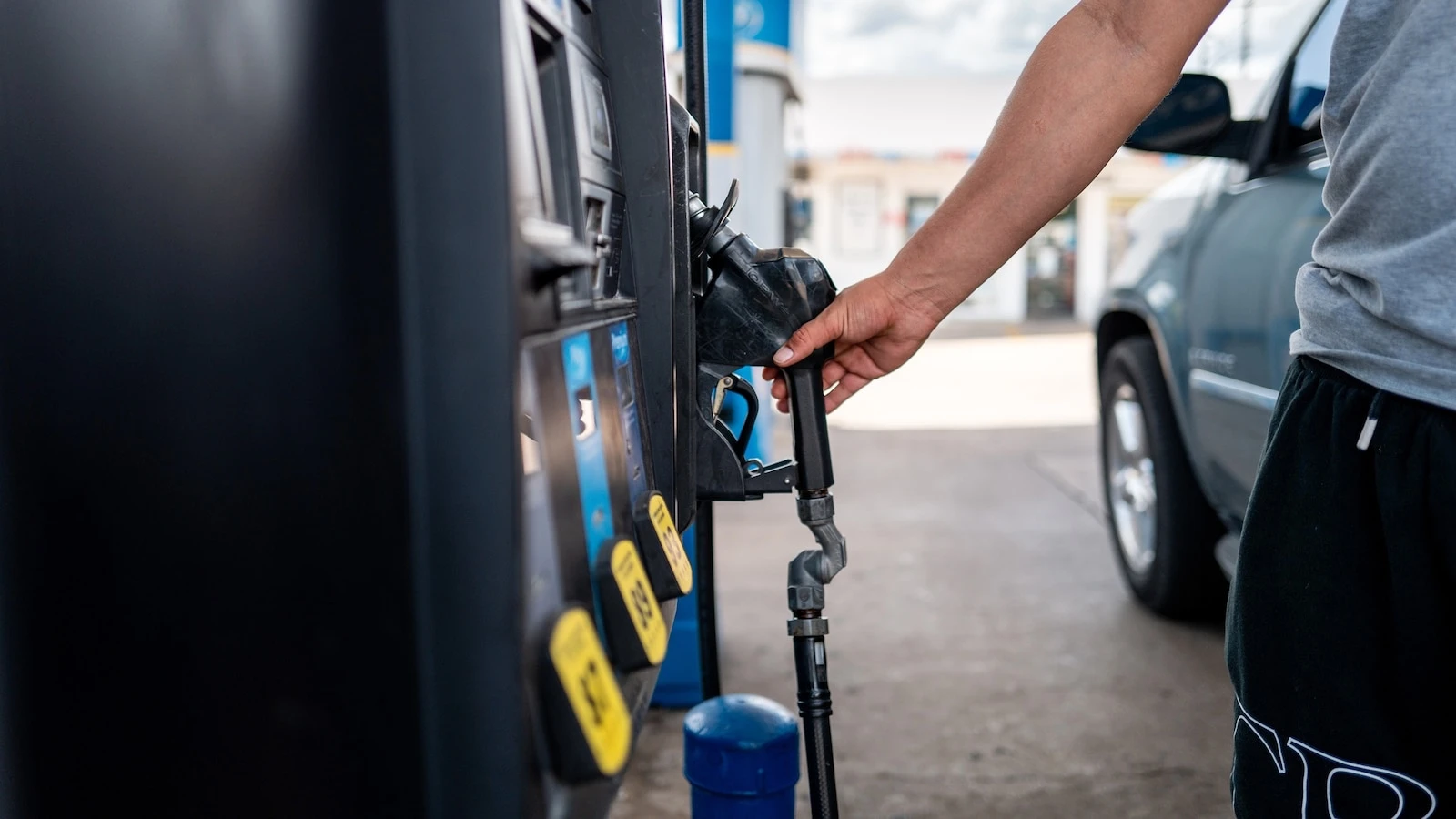 Gas prices near lowest level in 4 years ahead of July 4