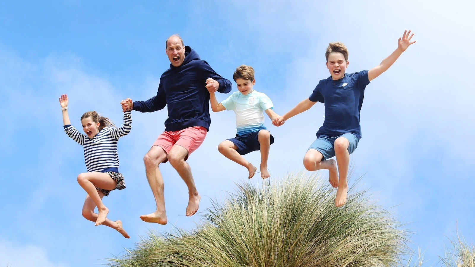 Prince William jumps at the beach with kids in new photo taken by Kate MiddletonPrince William turned 42 on Friday.6/21/2024 08:22:59 EDT