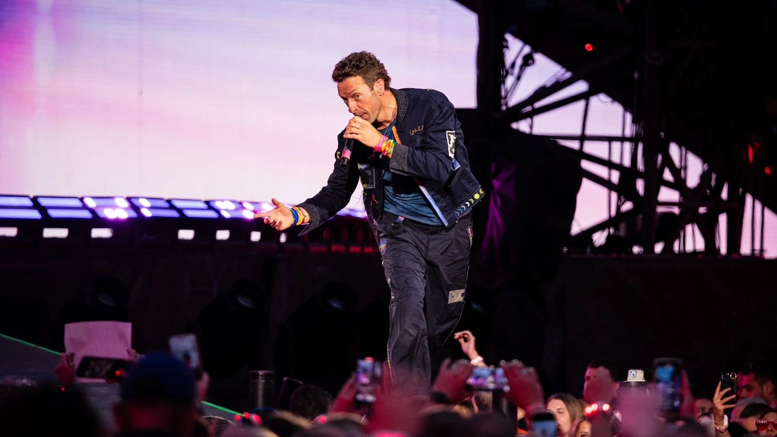 Coldplay's Chris Martin addresses viral 'kiss cam' moment, calls it a 'debacle'The band's frontman spoke about the viral jumbotron moment at a recent concert.12 minutes ago