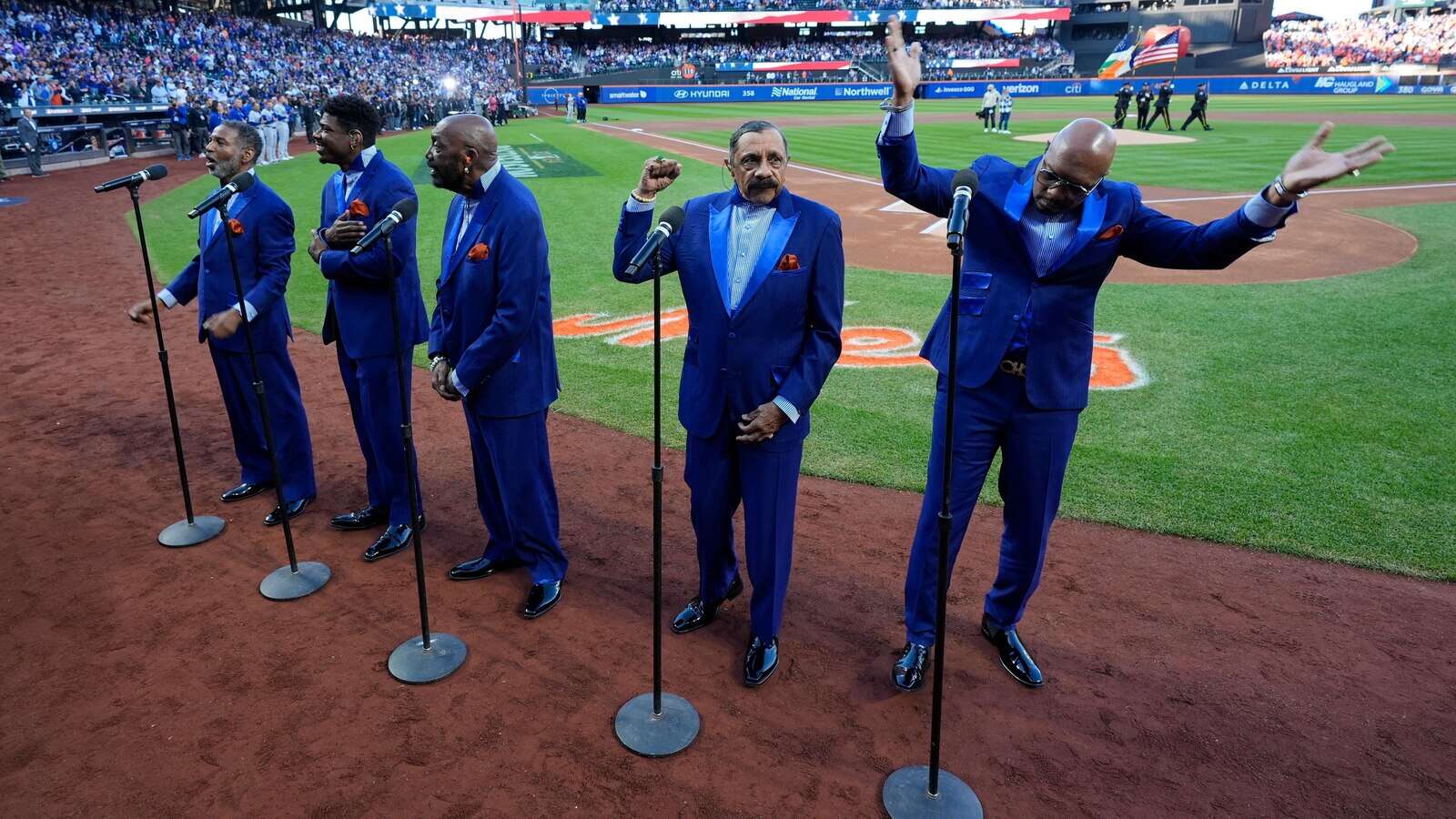 The Temptations serenade Mets fans at NLCS as founder admits he roots for Dodgers