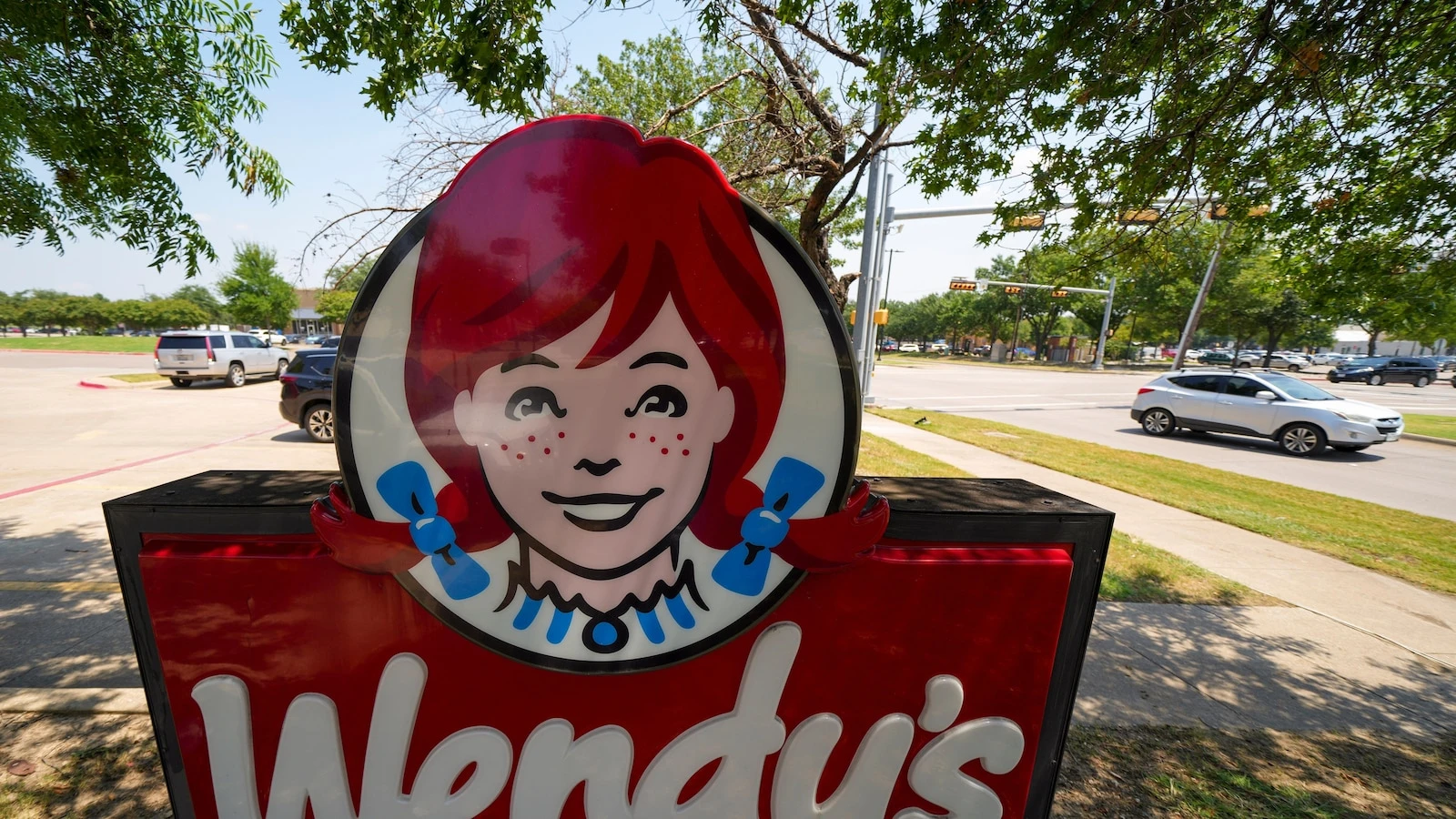 Wendy's to close hundreds of US stores in bid to halt falling profit