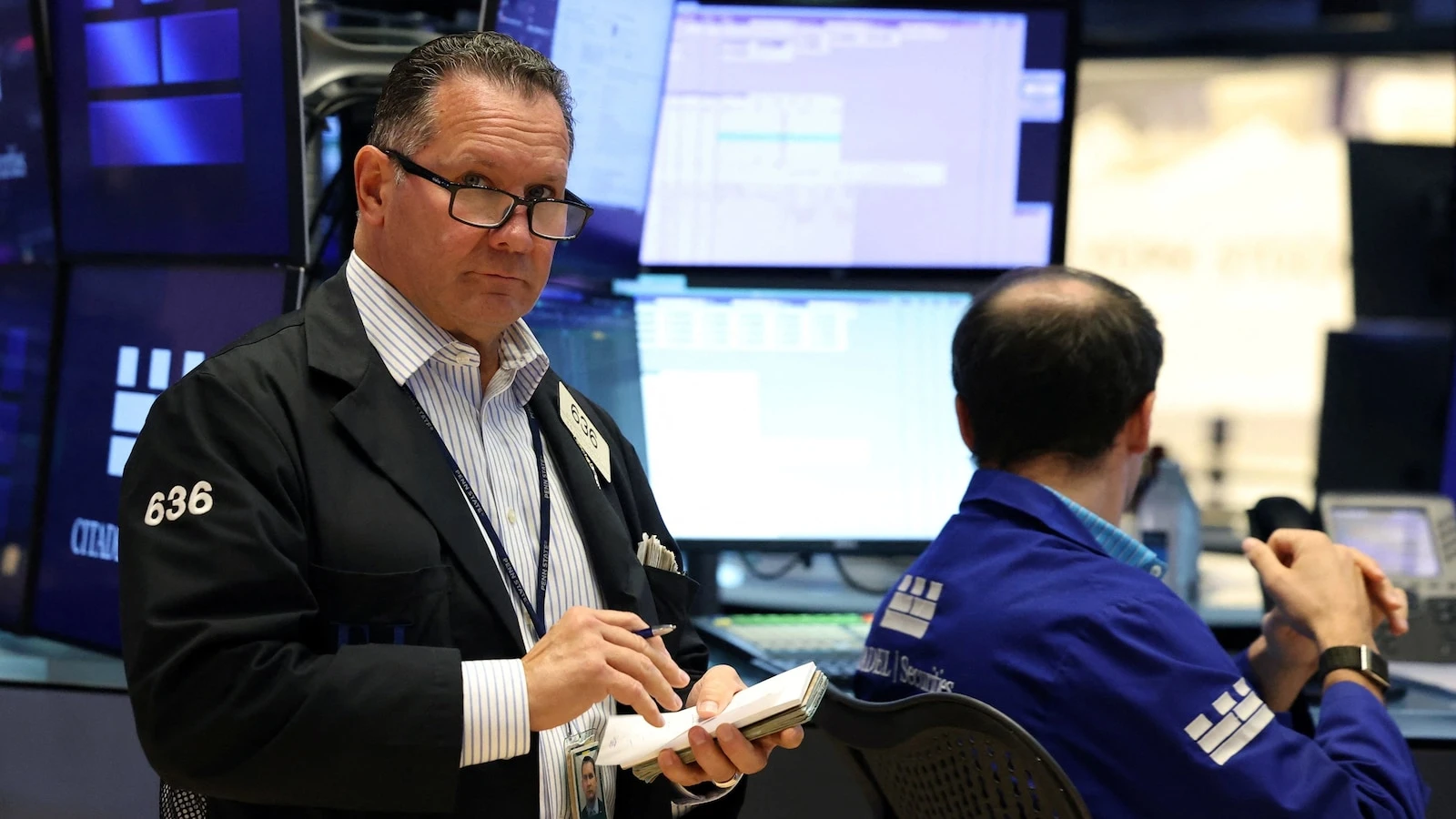 Dow closes up 840 points after Fed chair signals possible interest rate cut