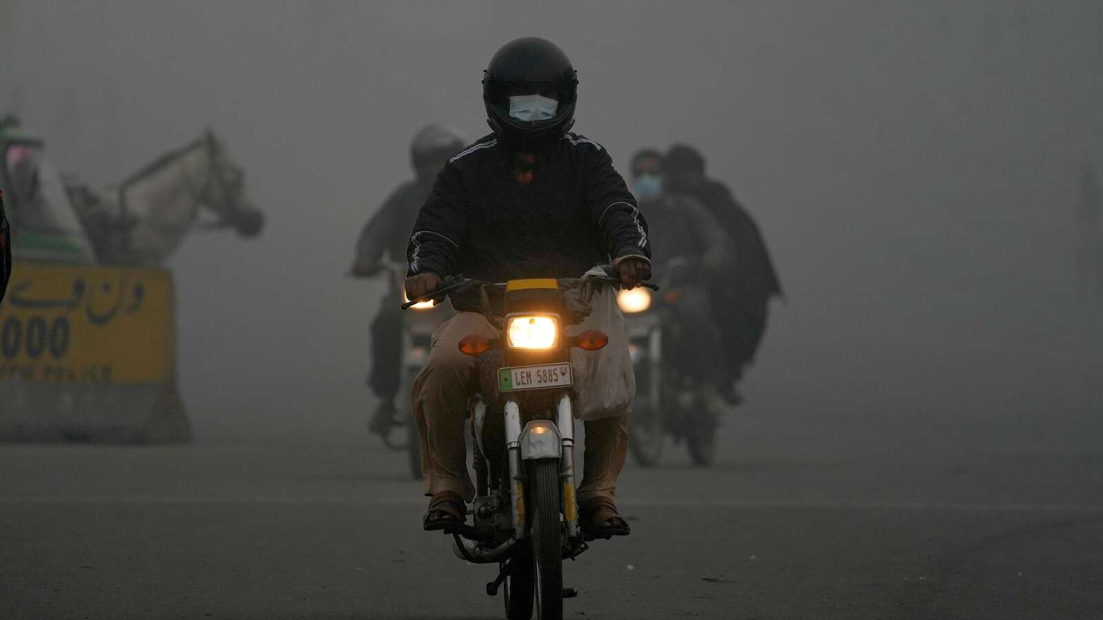 Districts in Pakistan close parks, zoo and schools as residents choke on record-breaking smog wave