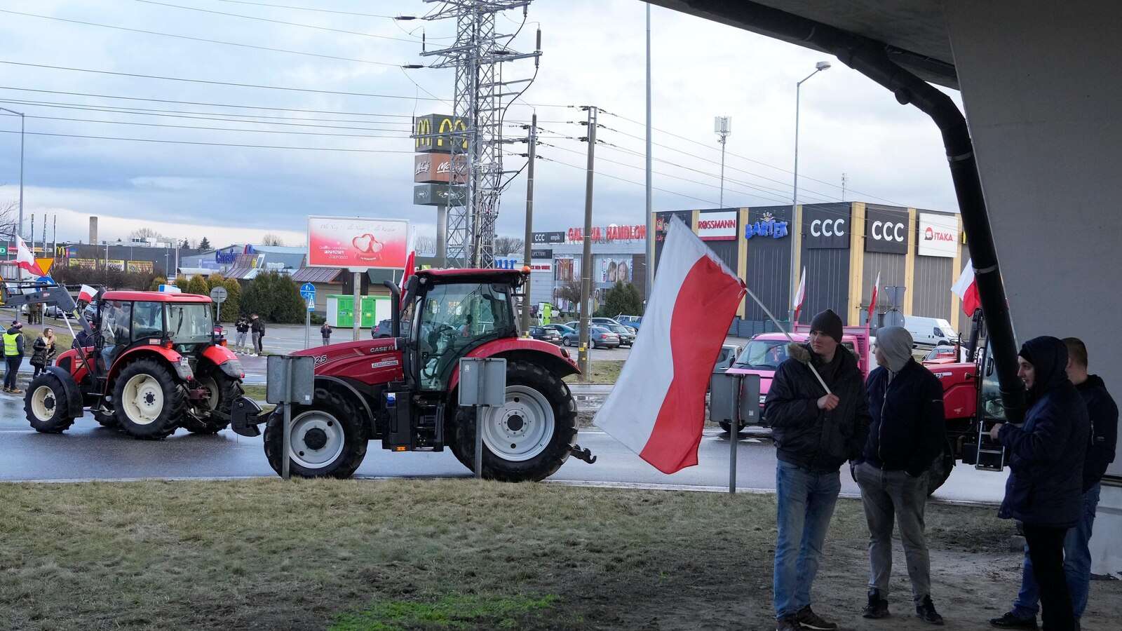 Thousands of farmers meet in Warsaw to protest EU agricultural policies and Ukrainian imports