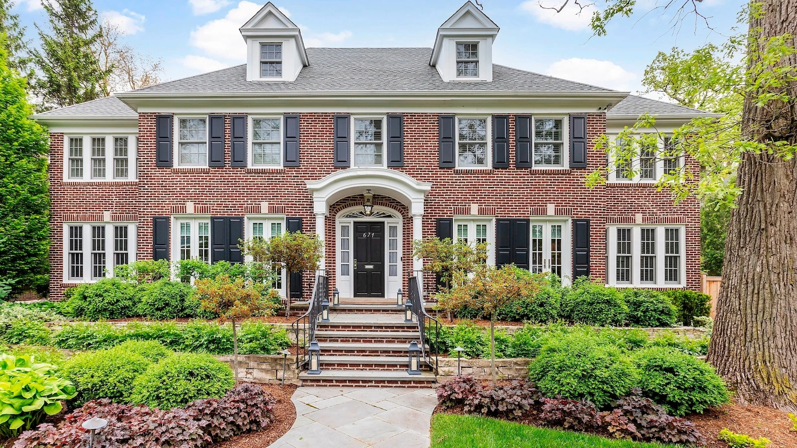 Renovated 'Home Alone' house hits the market: See the iconic homeIncluded in the renovated Chicago suburban is a sunroom.5/27/2024 12:31:31 EDT