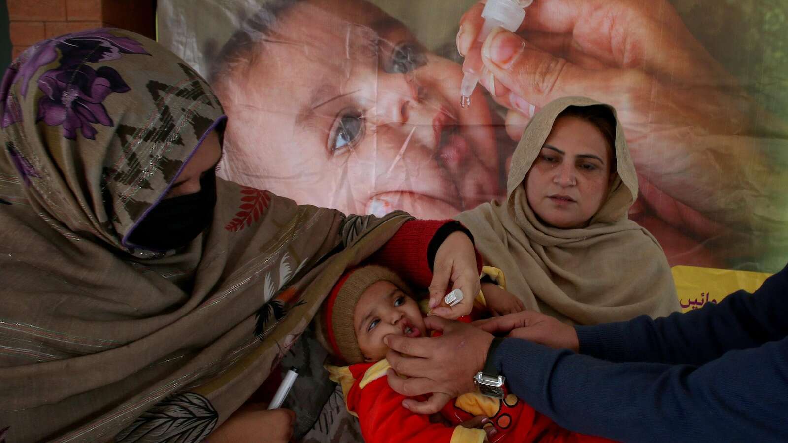 Pakistan begins last anti-polio vaccination campaign of the year after a surge in cases