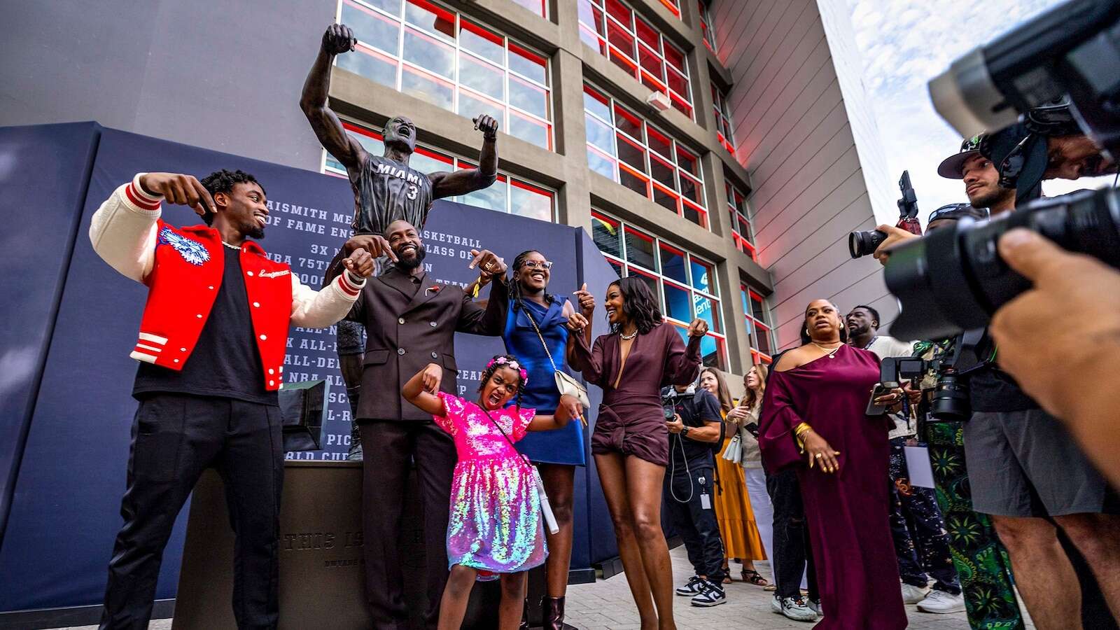 Dwyane Wade's Miami Heat statue criticized by fans: 'Looks nothing like him'The 8-foot bronze statue stands in front of Miami's Kaseya Center.10/28/2024 11:40:39 EDT