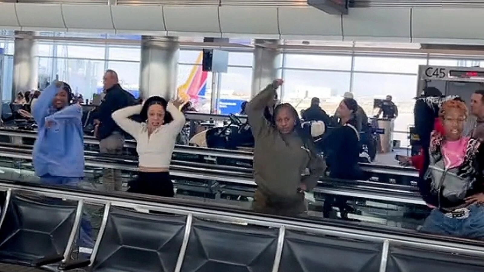TikTok/@beasty.__Holiday travelers turn flying into joyful airport experiencesFlying doesn't have to be dreadful.11/22/2024 01:59:00 EST