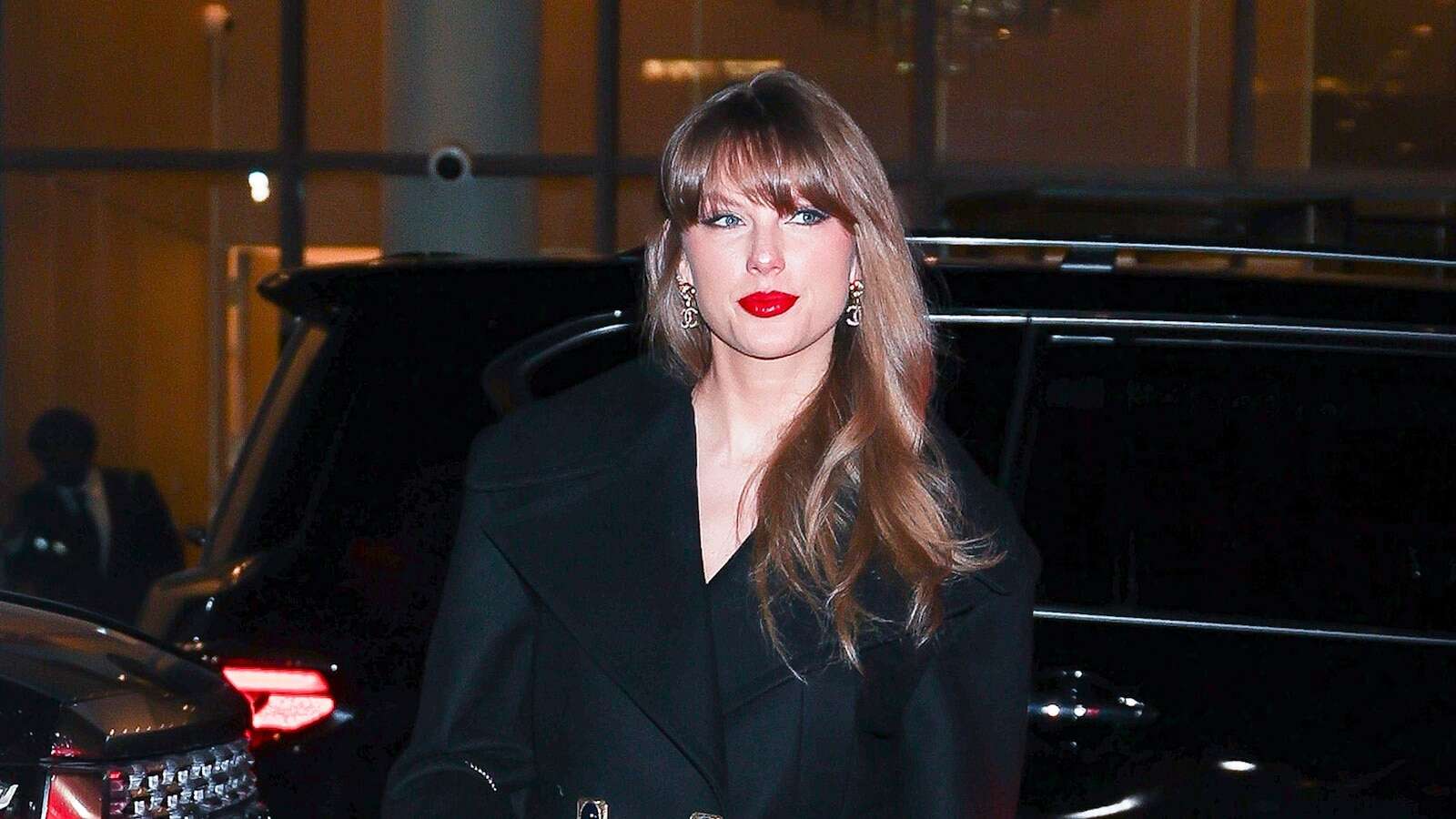 Taylor Swift looks chic as she dines with parents in New York CityThe outing comes just a day before Travis Kelce's playoff game.1/18/2025 11:33:59 EST