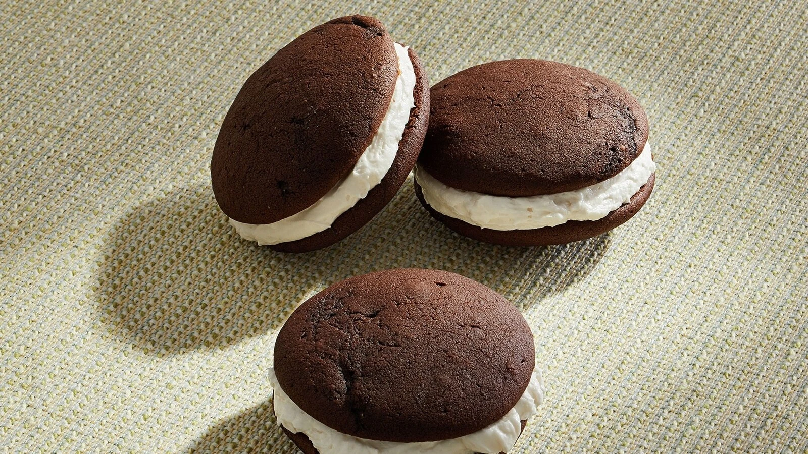 Make eclipse-themed treats: Chocolate moon pies, spacey Rice Krispies treats and moreChef Judy Joo created these out-of-this-world treats for the solar eclipse.4/8/2024 07:26:35 EDT