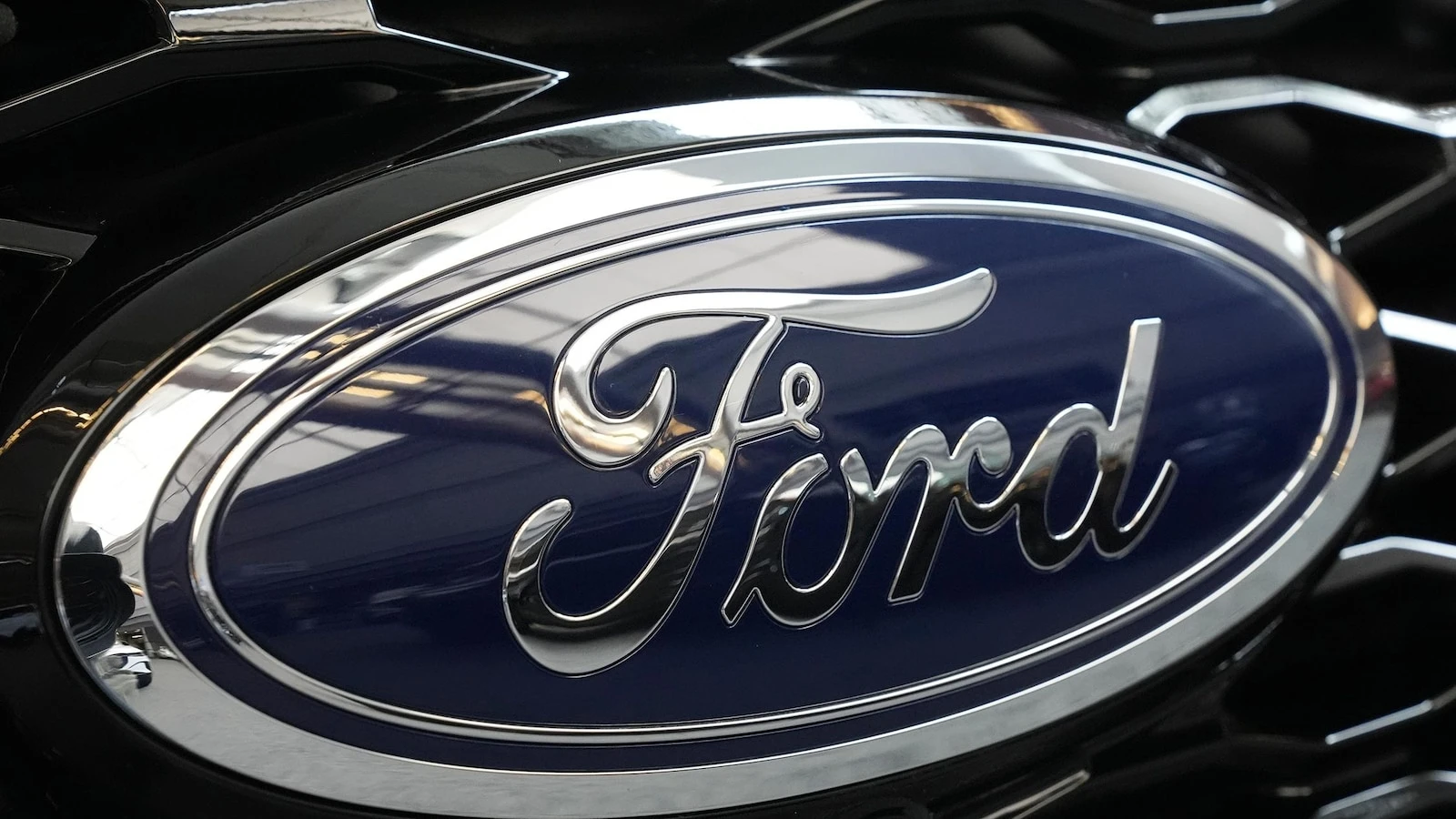 Ford recalls more than 400,000 trucks and SUVs because windshield wipers can fail