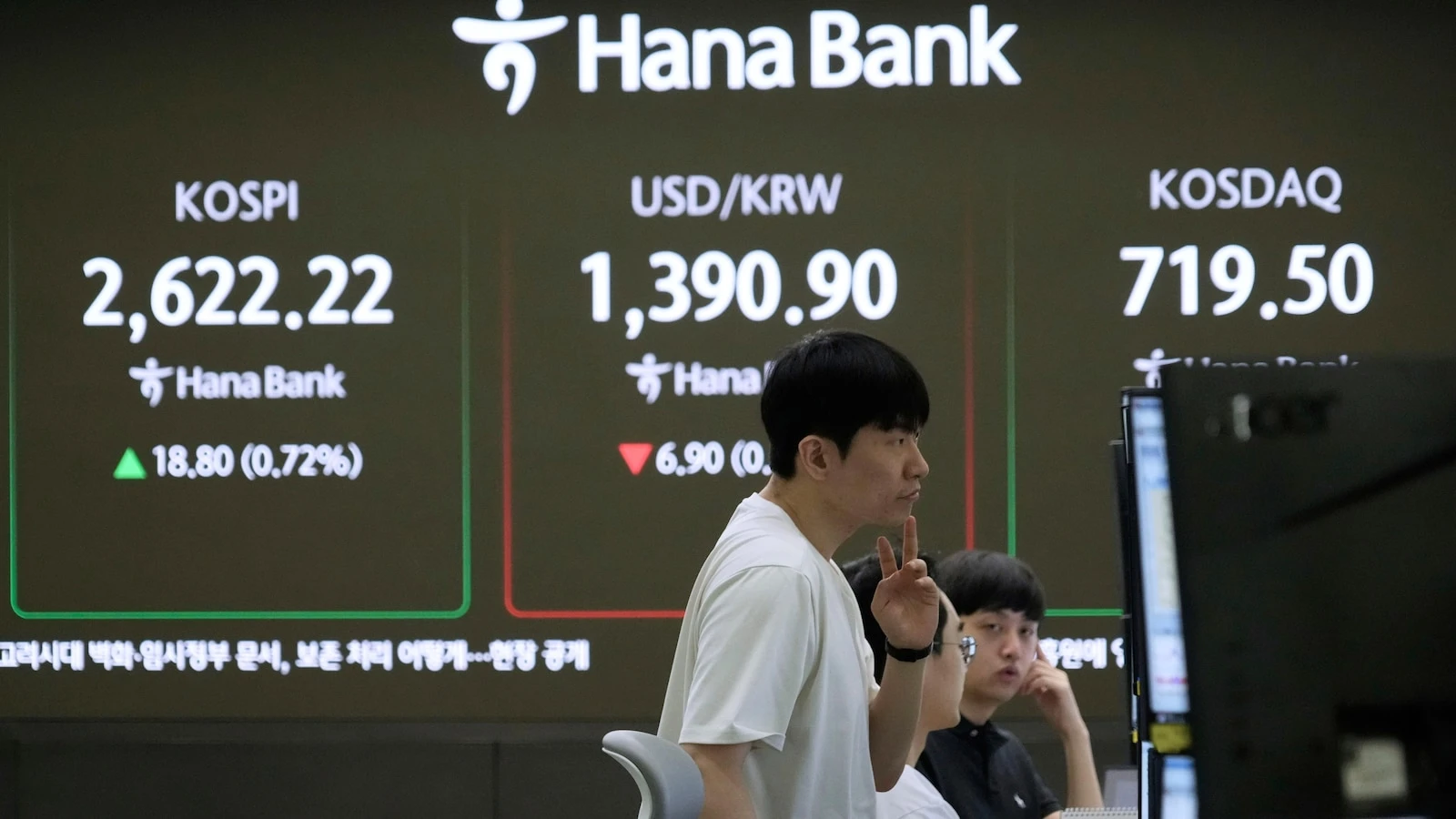 World shares advance after China cuts interest rates to boost economy