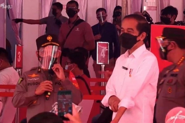 Jokowi Tantang Kapolda-Pangdam Capai Target 1 Juta Vaksinasi per Hari 