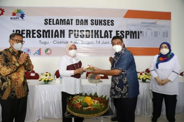 Menaker Ida Sampaikan Selamat Kepada Said Iqbal
