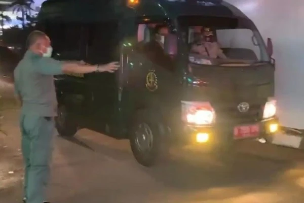 [BREAKING] Tiba di Kejagung, Buron Kakap Adelin Lis Dikawal Ketat