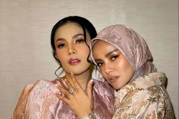 Ramai Dibicarakan, 10 Potret Persahabatan Olla Ramlan dan Nindy Ayunda