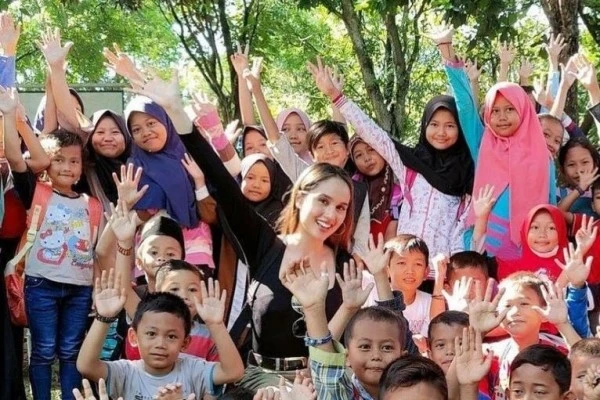 Peduli Pendidikan, 10 Potret Cinta Laura Bersama Anak-anak di Pelosok