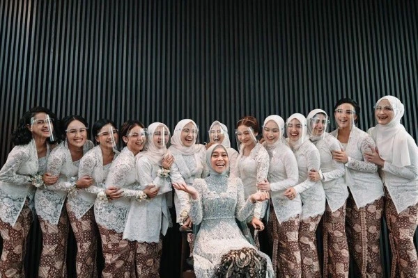 Jadi Pendamping Lamaran, 10 Potret Persahabatan Lesti dan Salshadila