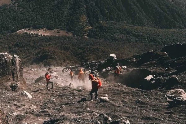10 Puncak Gunung Paling Angker di Indonesia, Ada Pocong yang Mengikuti