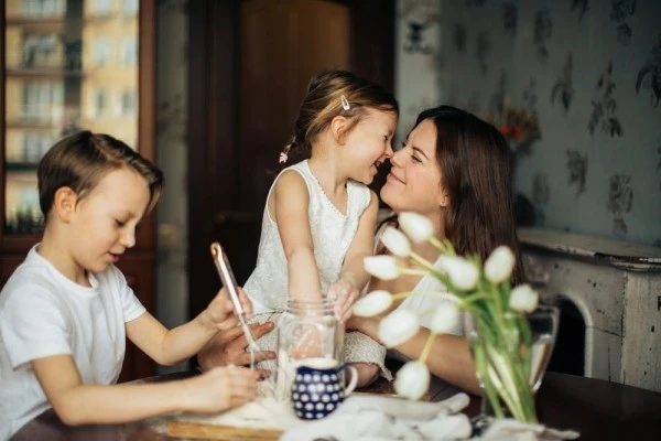 5 Tips Jadi Playful Parents untuk Buah Hati, Bonding Makin Erat 
