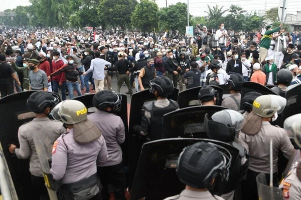 Simpatisan Rizieq Shihab Berkerumun hingga Bentrok dengan Polisi