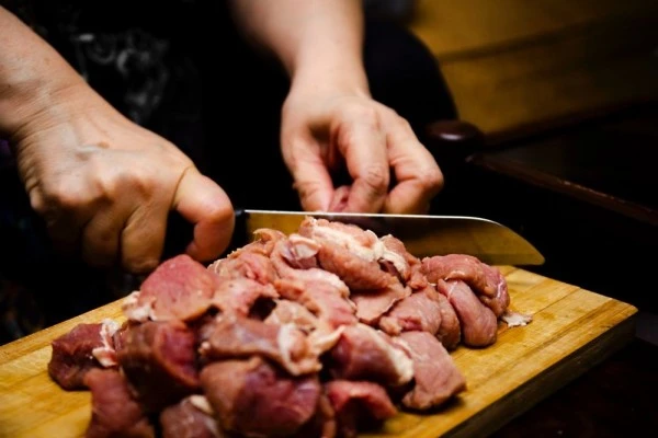 Habis Makan Daging Mentah atau Tidak Matang? Ada Ancaman Trikinosis