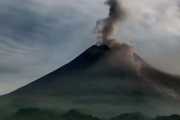 Gunung Merapi Luncurkan Awan Panas, Hujan Abu Terjadi di Sleman