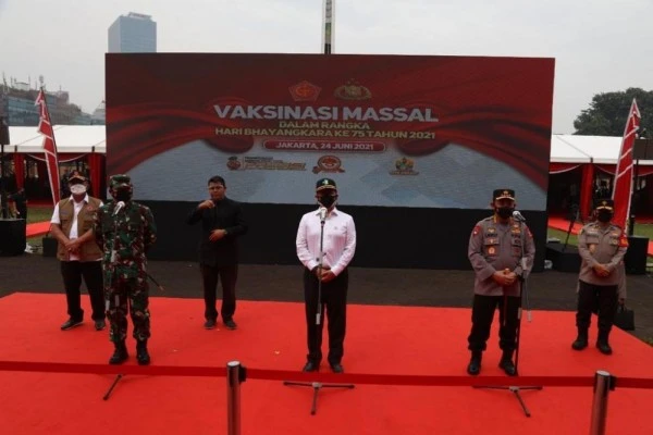 TNI-Polri Gelar Vaksinasi Massal di Lapangan Bhayangkara Jaksel