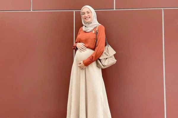 10 Potret Mega Iskanti dengan Baby Bump, Bumil Stylish Abis!