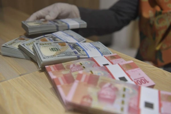 Angka Pertumbuhan Ekonomi Direvisi, Rupiah Terkulai 12 Poin