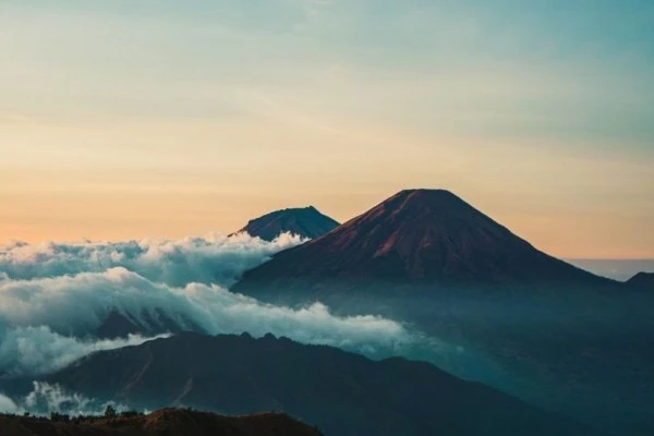Indah dan Landai, 9 Jalur Pendakian yang Ada di Gunung Prau