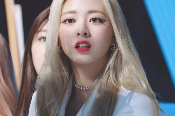 9 Visual On Top Yuna ITZY dengan Busana Serba Putih, Elegan!