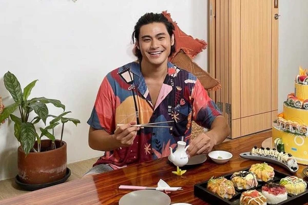 Host Baru Bikin Laper, 10 Potret Mike Ethan yang Mirip Aktor Korea