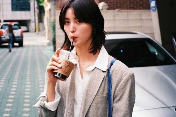 10 Potret Manis Jeonghwa, Siap Jadi Pembawa Berita di One the Woman
