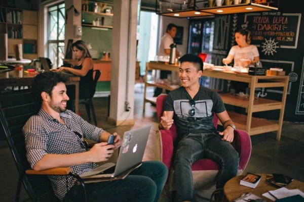 5 Tips Memulai Obrolan Kembali dengan Kawan Lama, Biar Gak Canggung!