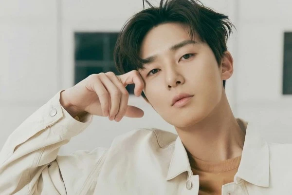 Bakal Debut Hollywood, 9 Potret Park Seo Joon yang Kian Berkarisma